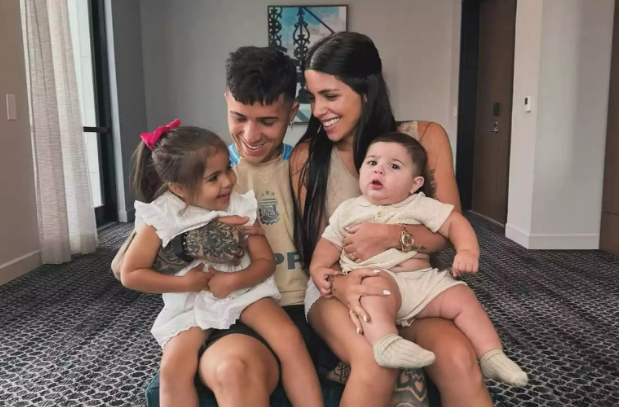 谈球吧体育app官网❤重归于好!恩佐晒一家四口合照,祝女友瓦伦蒂娜25岁生日快乐