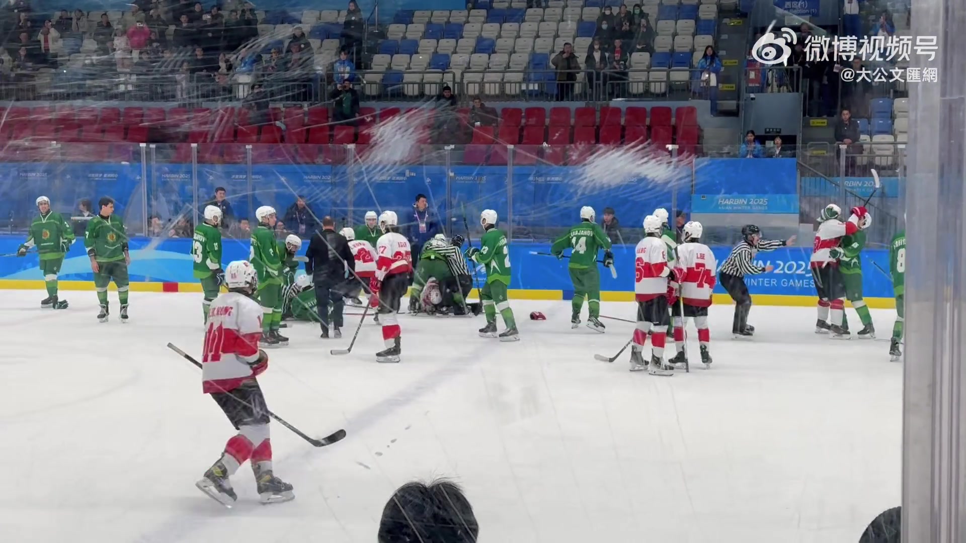 谈球吧体育官网入口欺人太甚😡土库曼斯坦赛后围殴中国香港球员，观众大骂SB+狂嘘