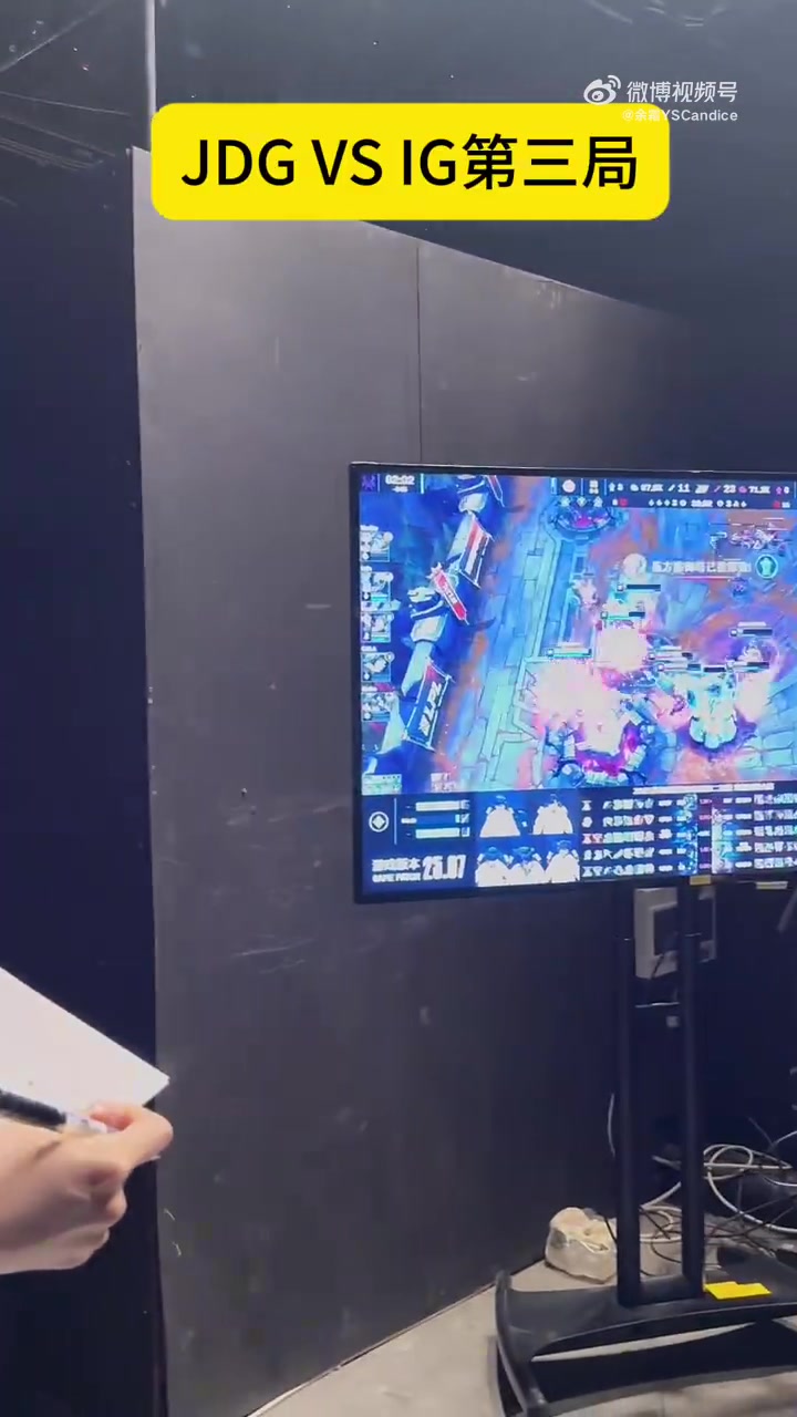 谈球吧体育app官网花枝乱颤！余霜现场看iG极限翻盘：十分激动狂抖不止