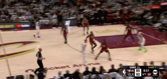 谈球吧官网登录入口叫我话事人🥵！杰罗姆季后赛首秀15中10砍下28分 末节独得16分