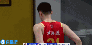 谈球吧体育app官网不太舒服？半场还没结束 胡金秋提前边捶屁股边走向更衣室...