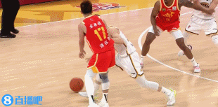 谈球吧体育app官网火药味十足！孙铭徽与鄢手骐卡位纠缠&被后者顶倒 鄢手骐违体