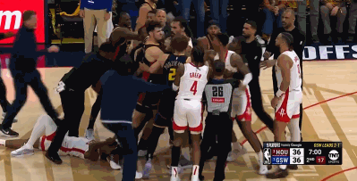 谈球吧有没有人管我🥹火勇冲突躺地的阿门险些被踩到&助教赶忙保护！