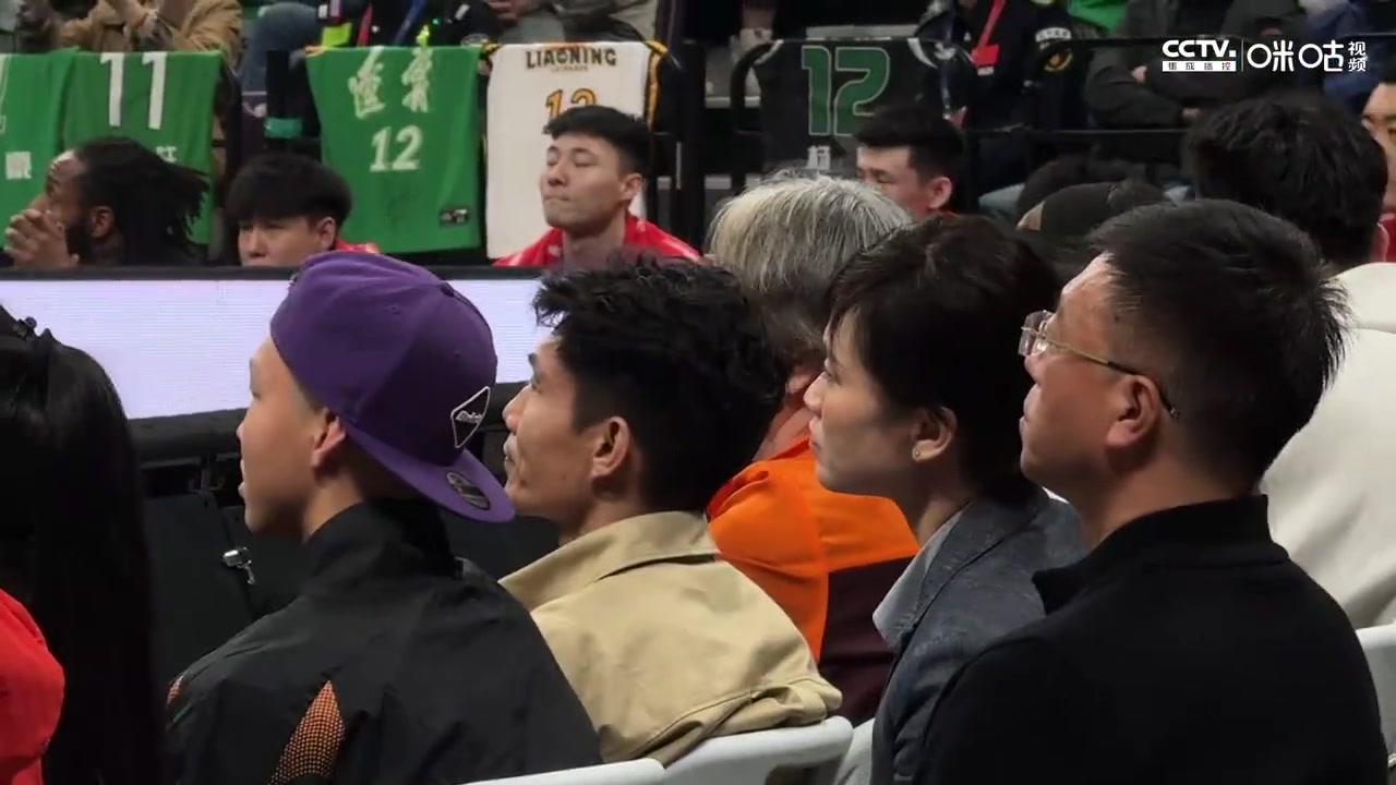 谈球吧辽宁人！前国足队长、亚洲足球先生郑智现身观战辽宁VS广厦G3