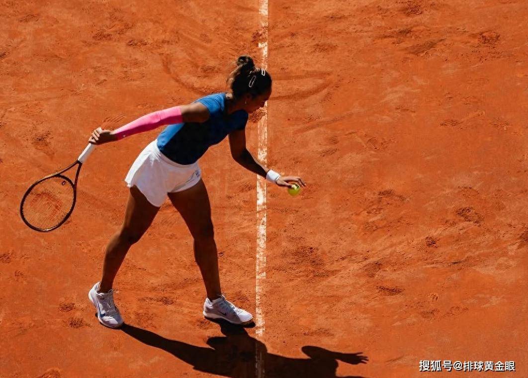 郑钦文抵达福地备战罗马赛！萨巴伦卡成历史第三人，瞄准法网冠军