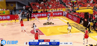 谈球吧体育app官网得分利器！小巴里-布朗扛起进攻 连中三分独得8分打停北京