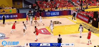谈球吧体育app官网得分利器！小巴里-布朗扛起进攻 连中三分独得8分打停北京