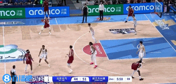 谈球吧官网登录入口强硬！陈盈骏冲击内线 连投带罚独得5分帮助北京顽强咬住比分