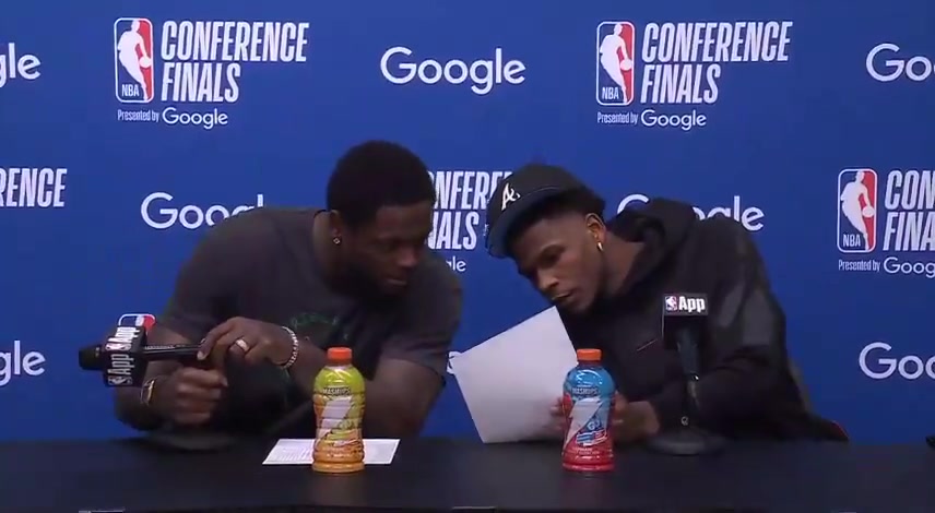 谈球吧体育app下载这是在笑谁😂？爱德华兹&兰德尔赛后看到技术统计都绷不住了...