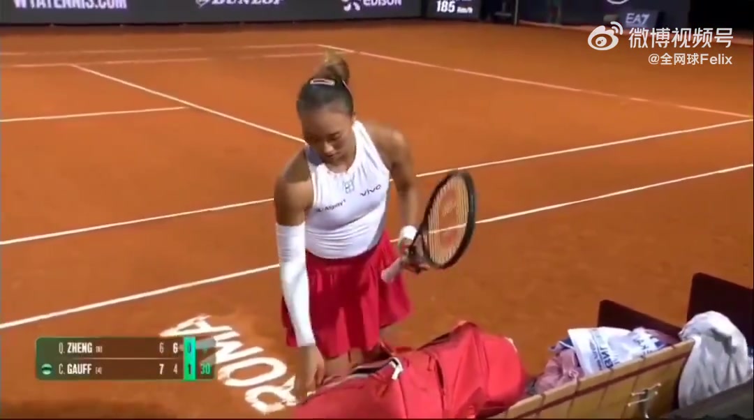 谈球吧体育app官网搞笑一幕！郑钦文场边换球拍，高芙“忘我”发球