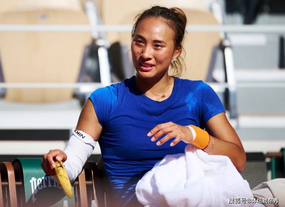 恭喜！法网赛前，郑钦文收到2个好消息，8强稳了