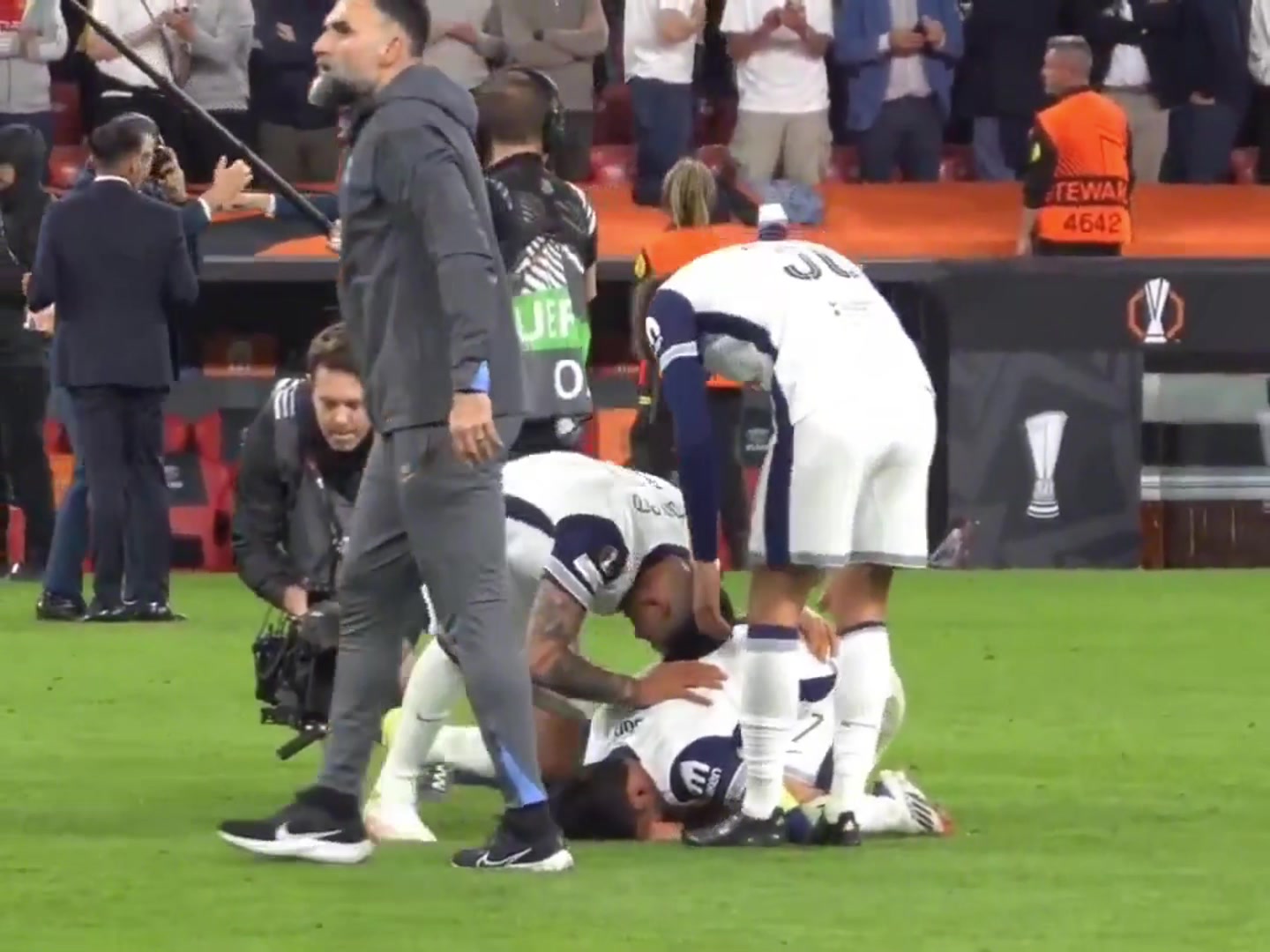 谈球吧😭掩面痛哭！哨响后孙兴慜跪地怒吼，庆祝时俯身痛哭拉都拉不动