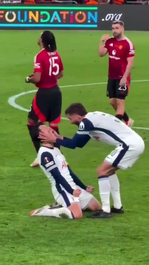 谈球吧😭掩面痛哭！哨响后孙兴慜跪地怒吼，庆祝时俯身痛哭拉都拉不动