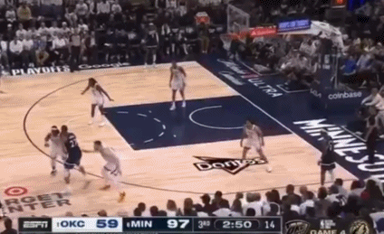 谈球吧场上撒娇呢👀多特在戈贝尔挡拆时不断拍打后者 裁判视若无睹