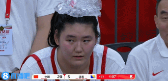 谈球吧官网登录入口还有点萌萌呢！🥰张子宇下场后休息 头顶冰袋降温~