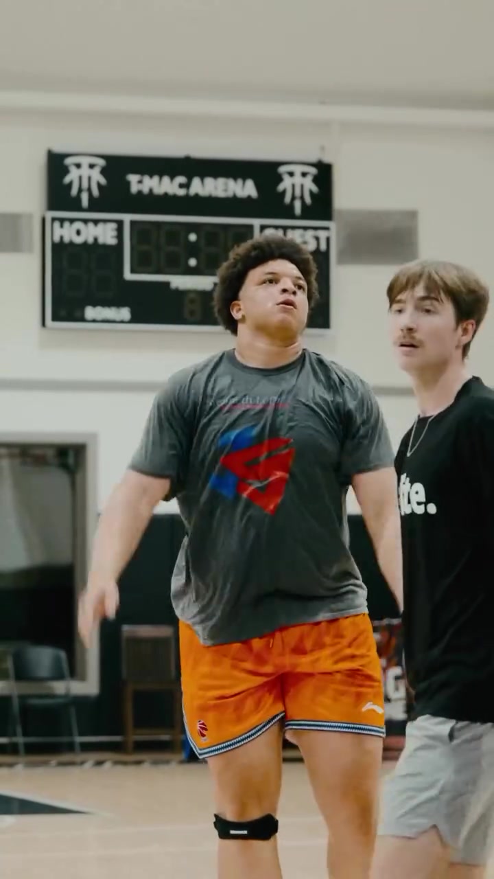 谈球吧下赛季还回来吗？洛夫顿晒近期训练视频 还穿着上海队的短裤